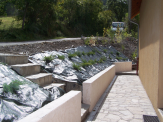 Dallage et escalier en lauzes, muret en agglos